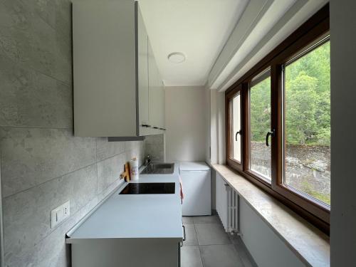 a kitchen with a sink and a window at Appartamento Funivie in Breuil-Cervinia