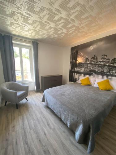 une chambre avec un grand lit et une chaise dans l'établissement Loctroi, Village house with patio, à Ferrals-lès-Corbières