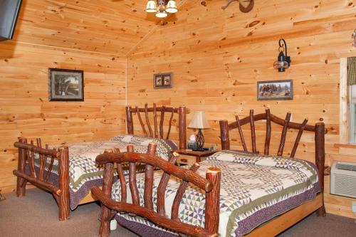 Una cama o camas en una habitación de 7Cs lodging