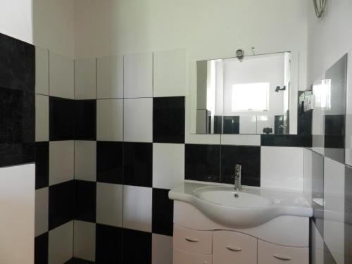 a bathroom with a sink and a mirror at Haus am Meer "Wilde Ananas" in Koggala