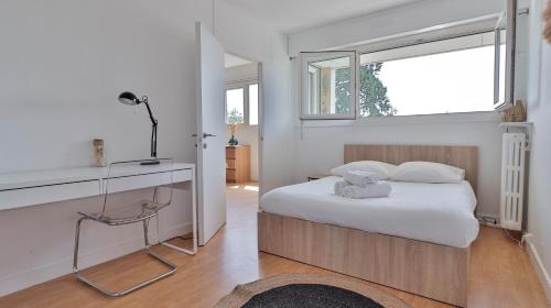 - une chambre avec un lit, un bureau et une fenêtre dans l'établissement Spacieux appartement avec Balcons, 4 chambres, espace & confort, Centre Gare, à Rennes