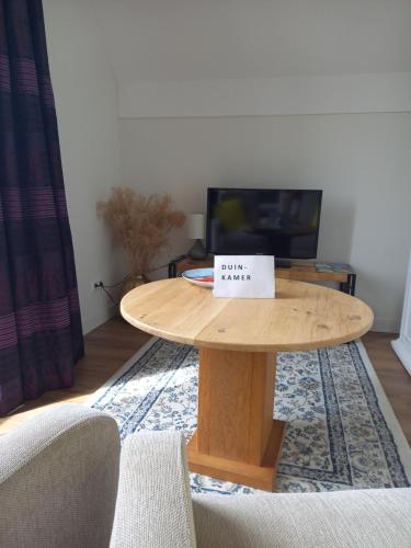 TV a/nebo společenská místnost v ubytování Room by the sea