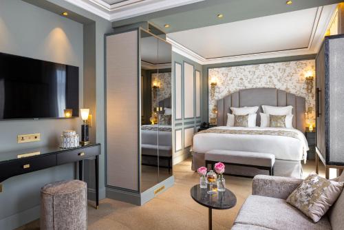 una camera d'albergo con letto e TV di Manolita Paris a Parigi