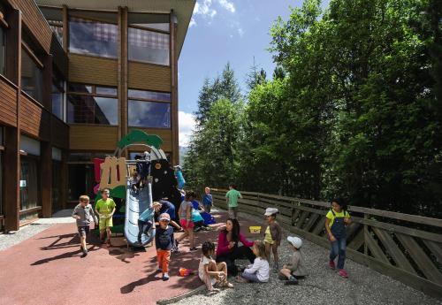 - un groupe d'enfants debout en face d'une aire de jeux dans l'établissement Belambra Clubs Les Menuires - Neige Et Ciel, aux Menuires