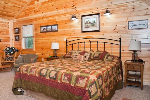 Una cama o camas en una habitación de 7Cs lodging