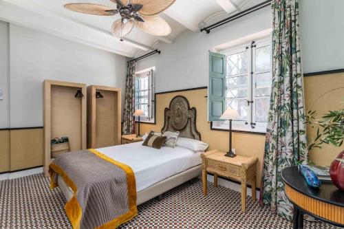 a bedroom with a large bed and a window at Maison San Alfredo B&B in El Puig
