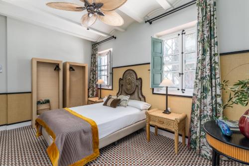 a bedroom with a bed and a window at Maison San Alfredo B&B in El Puig