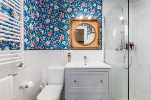 a bathroom with a toilet and a sink and a mirror at Maison San Alfredo B&B in El Puig