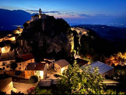 una pequeña ciudad con una iglesia en una montaña en Casa vacanze nel Parco Nazionale della Majella, en Montenerodomo