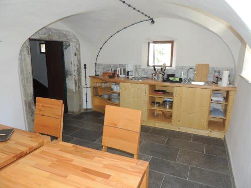 een keuken met een tafel en stoelen in een kamer bij Pilger- und Radlerherberge Herberge im Hofhaus in Colmberg