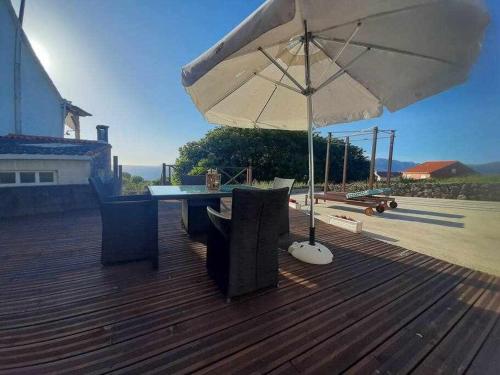Fotografie z fotogalerie ubytování Casa Machina casa con amplia terraza y barbacoa v destinaci Carnota
