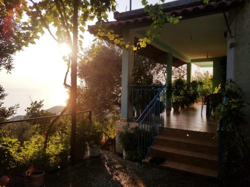 un porche de una casa con el sol brillando en Eva's House, en Lukovë