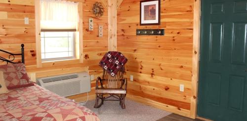Una cama o camas en una habitación de 7Cs lodging