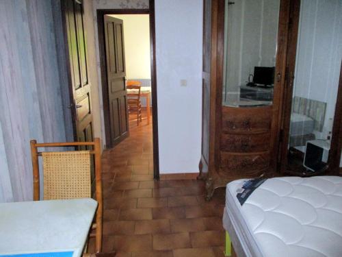Habitación con cama, mesa y puerta en T2 Casamozza Sud de Bastia, en Monte