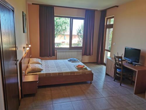 Un pat sau paturi într-o cameră la къща за гости Каланджа 2