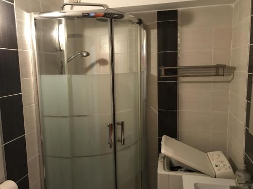 une douche avec une porte vitrée dans une salle de bain dans l'établissement Sol-y-Days Escale Port, Agréable studio au RDC, résidence avec piscine entre la plage nord et Port Camargue, au Grau-du-Roi
