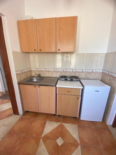 Kuchyň nebo kuchyňský kout v ubytování Apartments Ajdin