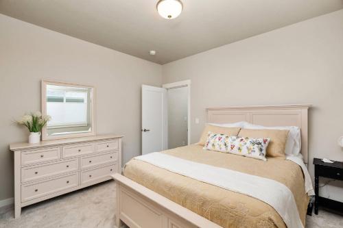 - une chambre avec un lit, une commode et une fenêtre dans l'établissement Porch Swing Home, à Hillsboro