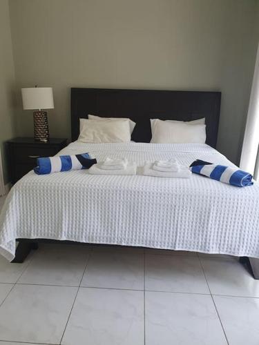 Ένα ή περισσότερα κρεβάτια σε δωμάτιο στο Townhouse by The Bay, Little Bay Country Club ,Negril