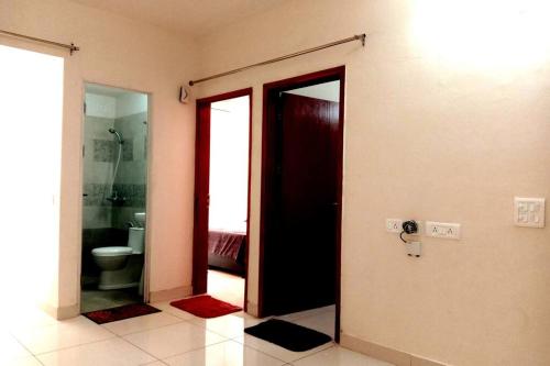 德拉敦2 Bed Room Independent Apartment in Dehradun的通往带卫生间的浴室的开放式门