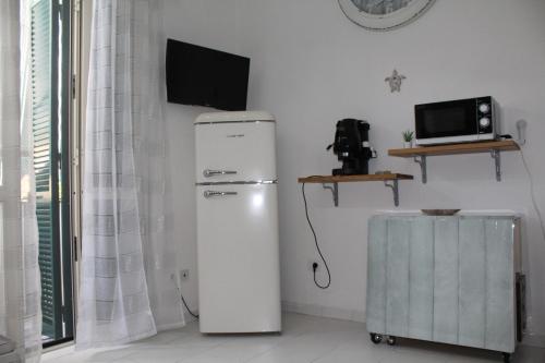 TV a/nebo společenská místnost v ubytování La casa ridente : Ischia porto