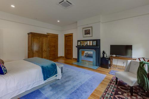 Μια τηλεόραση ή/και κέντρο ψυχαγωγίας στο Oak Hall Bed and Breakfast