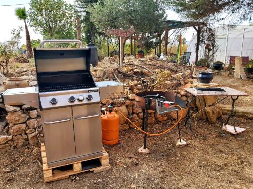 una estufa sentada en un soporte de madera en un patio en Relax y Descanso, en Aspe