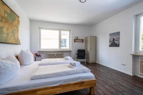 1 Schlafzimmer mit 2 Betten und einem Fenster in der Unterkunft Spacious Flat in Karlsruhe