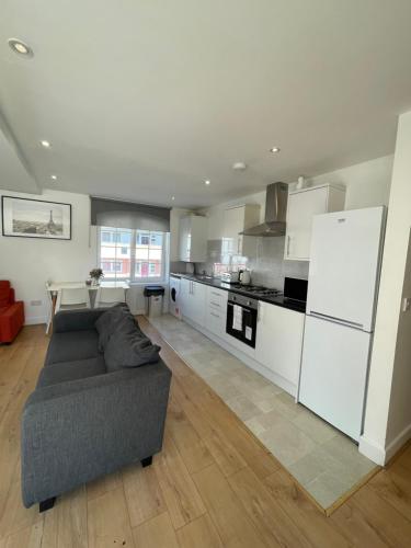 Kitchen o kitchenette sa 3 bed apartment in London Plumstead