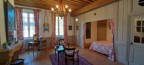 Un pat sau paturi într-o cameră la La Chanoinesse