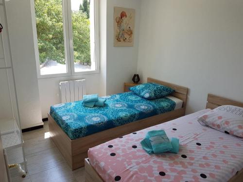Postel nebo postele na pokoji v ubytování LUBERON EN PROVENCE GITE 3 CHAMBRES 100 m2 avec PISCINE PRIVEE