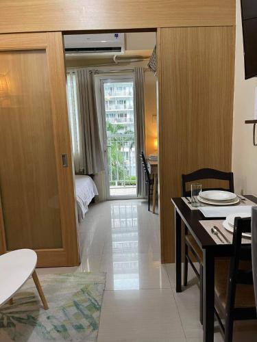 Postel nebo postele na pokoji v ubytování MOA staycation Shell Residences Pasay city darpm