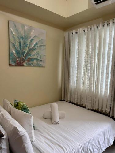 Postel nebo postele na pokoji v ubytování MOA staycation Shell Residences Pasay city darpm