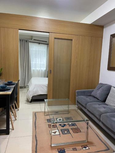 Postel nebo postele na pokoji v ubytování MOA staycation Shell Residences Pasay city darpm