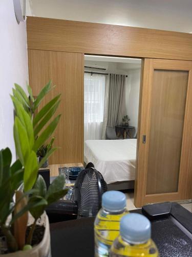 Postel nebo postele na pokoji v ubytování MOA staycation Shell Residences Pasay city darpm