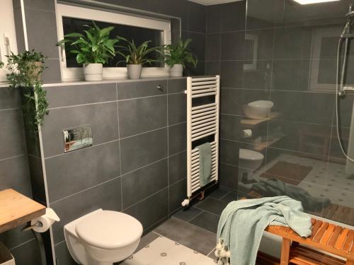 Ett badrum på Business Apartment bei Magdeburg