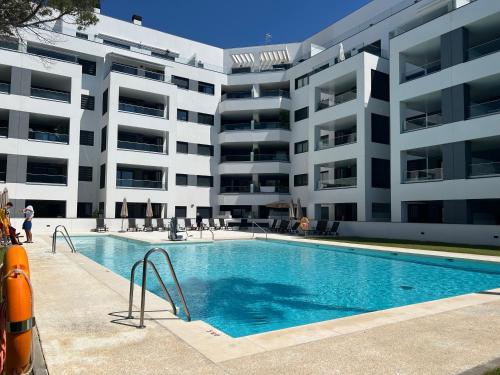 Piscina a New build modern ap 4 min walk to the beach and Marbella old town o a prop