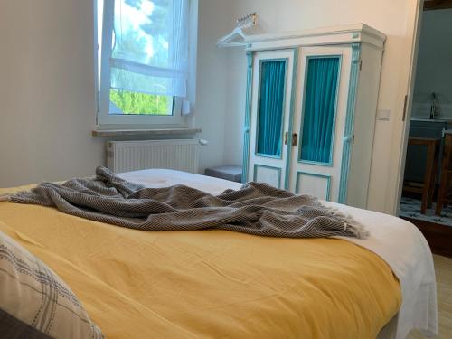 a bed with a blanket on it in a bedroom at Business Apartment bei Magdeburg in Biederitz