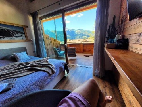 Vista generica sulle montagne o vista sulle montagne dall'interno del bed & breakfast