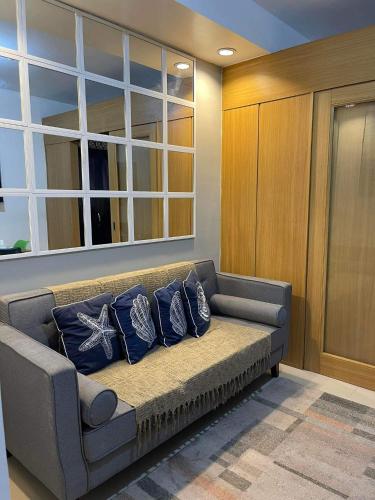 Posezení v ubytování MOA staycation Shell Residences Pasay city darpm