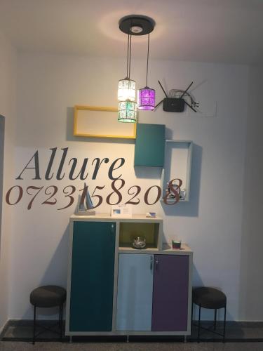 ein Büro mit zwei Hockern und einem Schild an der Wand in der Unterkunft Vila Allure in Eforie Nord