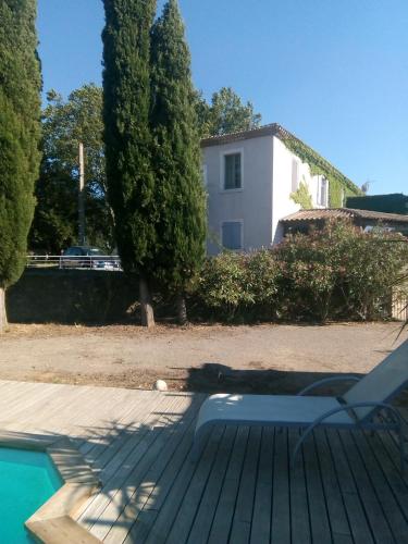 - Vistas a una villa desde la parte trasera de la casa en VUE SUR VIGNES en Olonzac