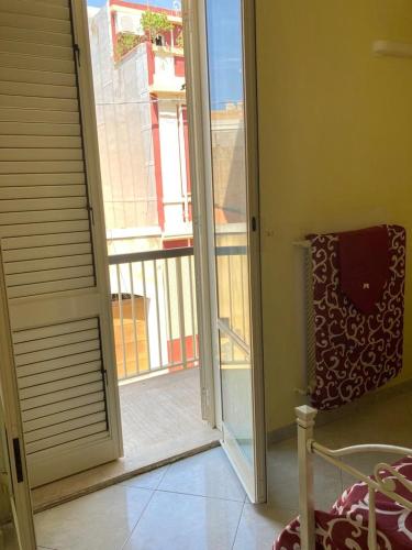 een kamer met een open deur naar een balkon bij Casa Triscele Bis in Ispica