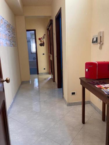 een kamer met een hal met een rode koffer op een tafel bij Casa Triscele Bis in Ispica