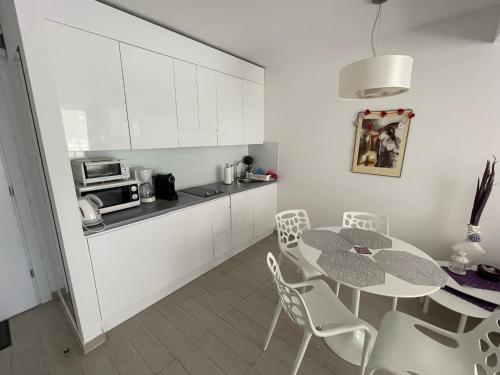 eine Küche und ein Esszimmer mit einem Tisch und Stühlen in der Unterkunft Apartament Czarna Góra Livigno in Heudorf
