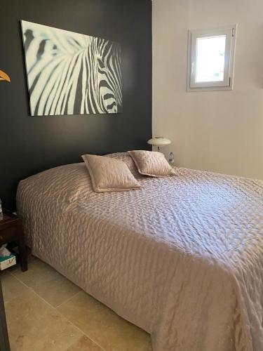 Ένα ή περισσότερα κρεβάτια σε δωμάτιο στο Maison dans la pinède
