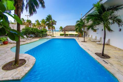 Piscina de la sau aproape de Hotel Playa Club