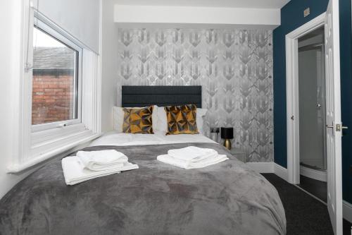 En eller flere senge i et værelse på Modern Contractor House & Garden & Free Parking