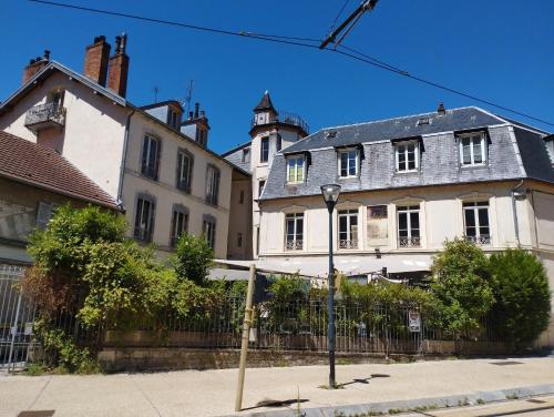 grupa budynków po stronie ulicy w obiekcie Le Carnot, à deux pas du centre ville w Besançon