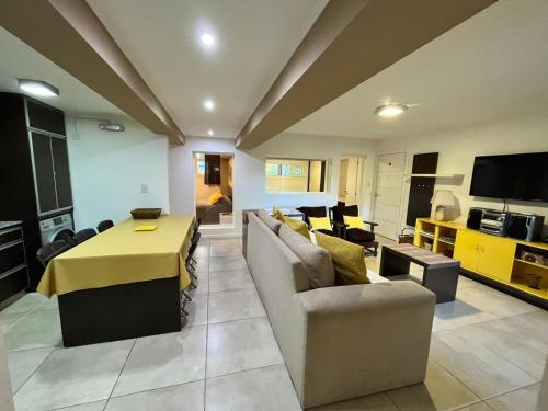 LA CASA DEL LAGO TANDIL في تانديل: غرفة معيشة كبيرة مع أريكة وطاولة